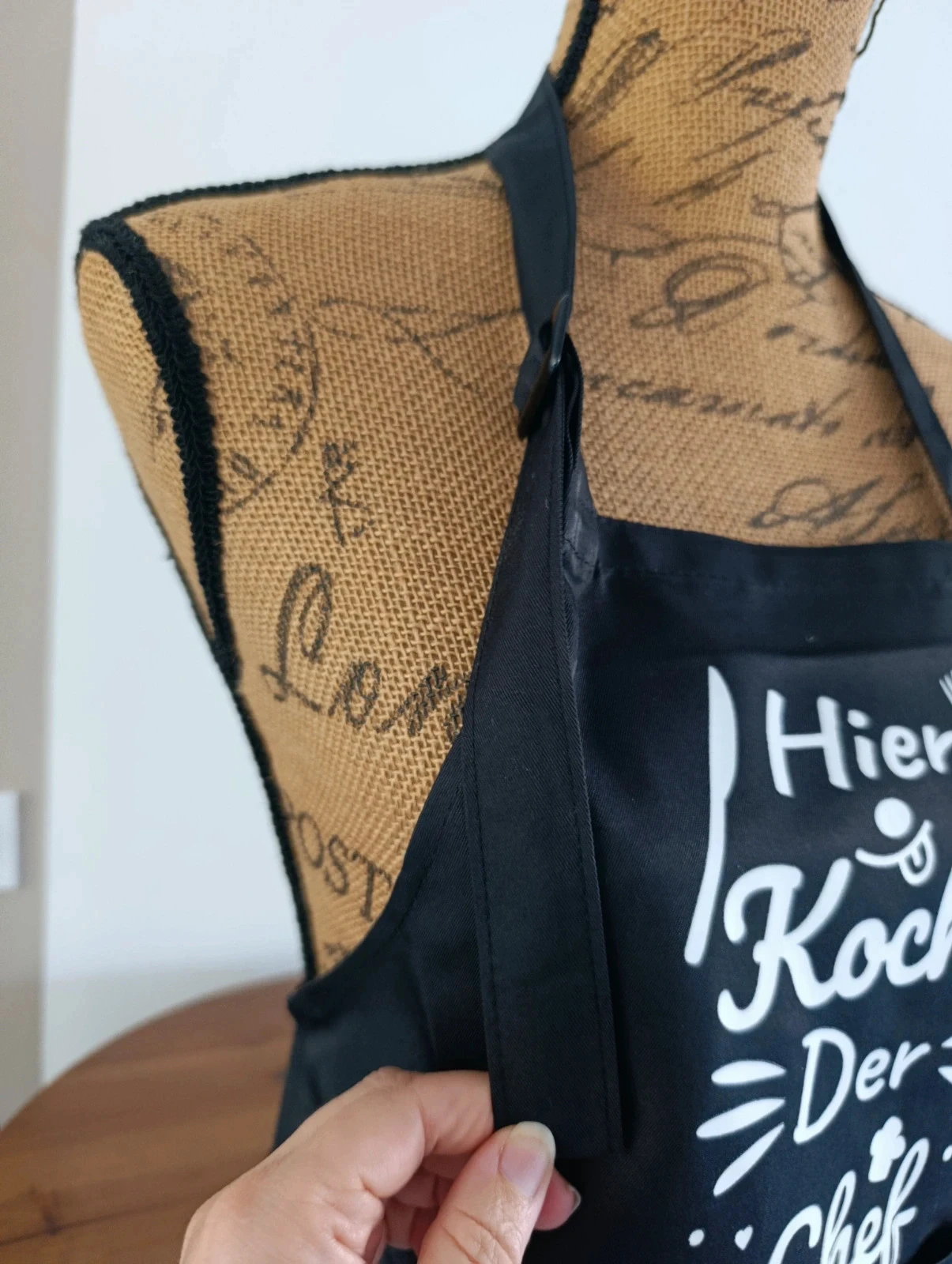 Delantal de cocina infantil negro ajustable – Hier kocht der Chef talla 5 – photo 4